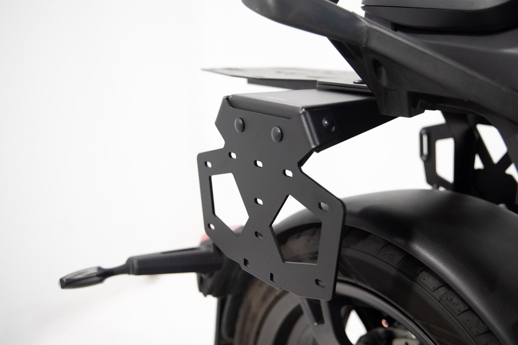 Portapacchi posteriore nero testurizzato - Azienda leader operante nel  settore della progettazione e della realizzazione di accessori per  motocicli, scooter ed ATV